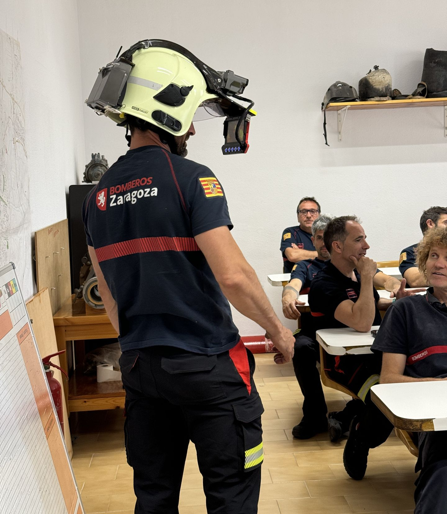 A firefighter from Zaaragoza trying on the iFalconHM system 