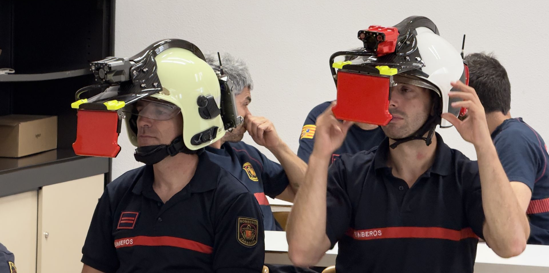 Bomberos Zaragoza trying on the iFalconHM system